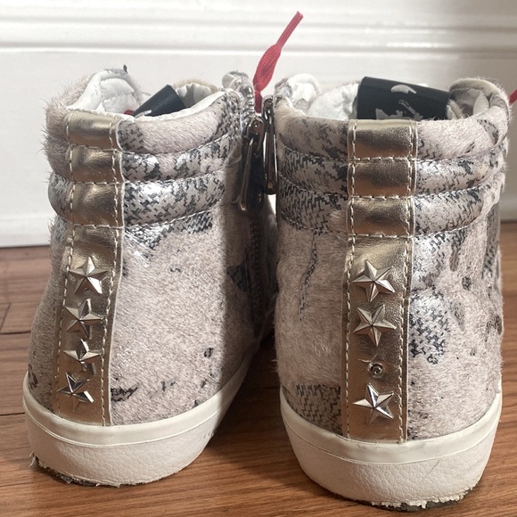 RETRO STYLE KICKS WITH A FLARE - Picture 2 of 4